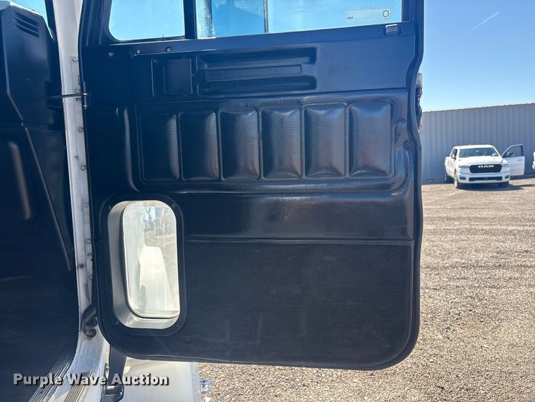 image for item EG8860 1999 Freightliner FLD  semi truck