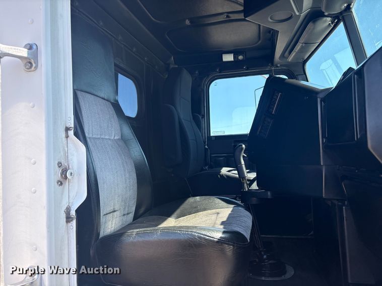 image for item EG8860 1999 Freightliner FLD  semi truck