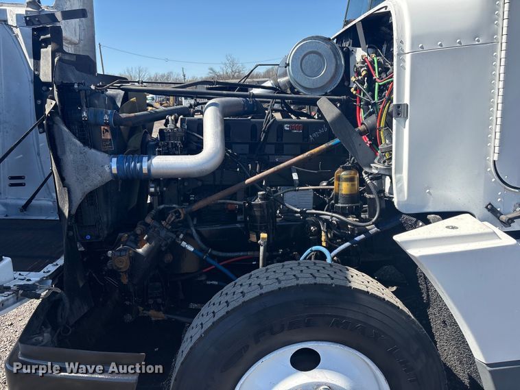 image for item EG8860 1999 Freightliner FLD  semi truck