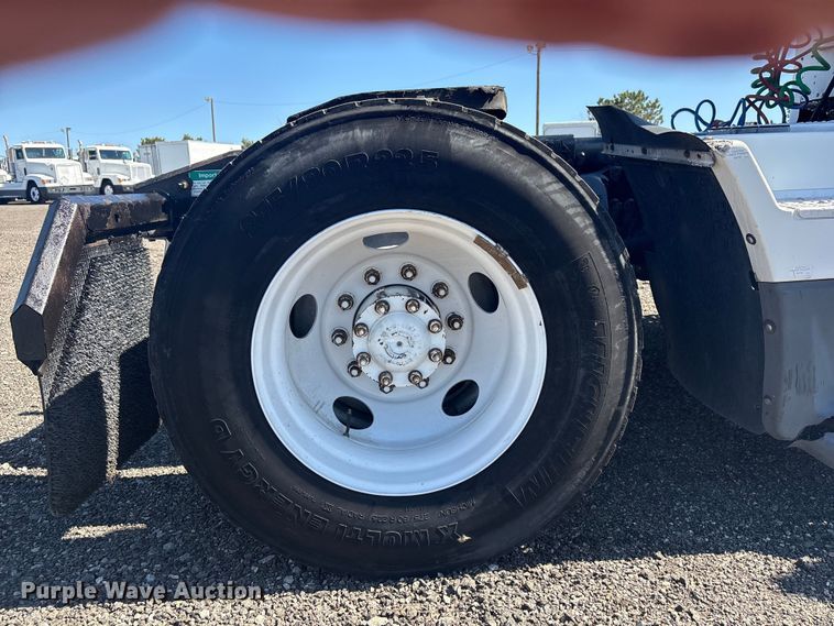 image for item EG8860 1999 Freightliner FLD  semi truck