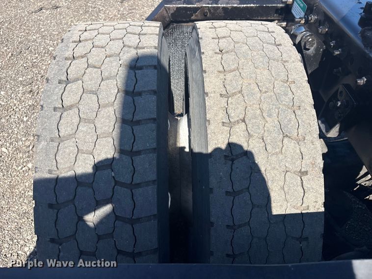 image for item EG8860 1999 Freightliner FLD  semi truck