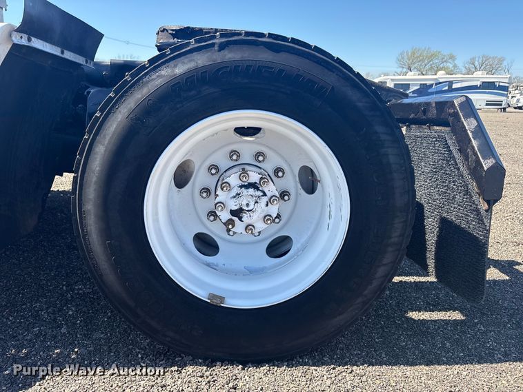 image for item EG8860 1999 Freightliner FLD  semi truck