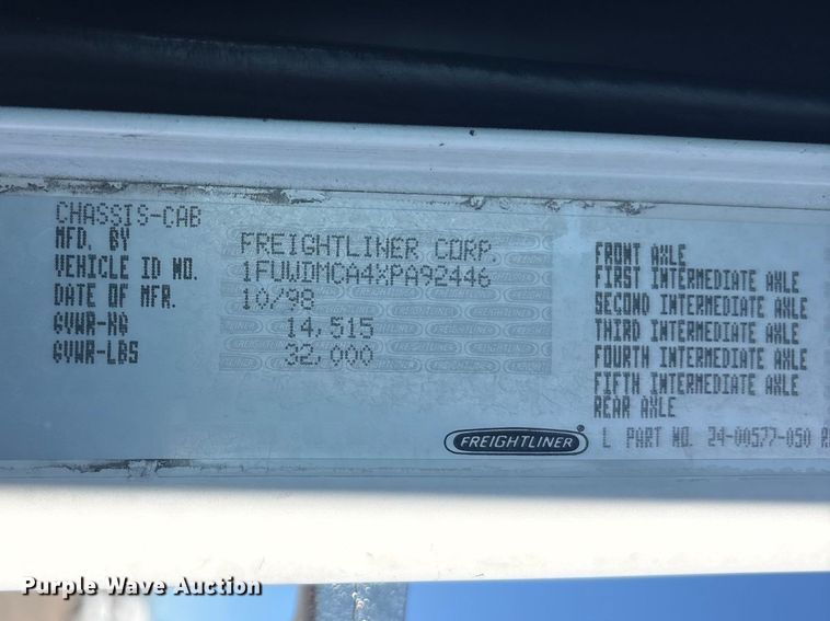 image for item EG8860 1999 Freightliner FLD  semi truck