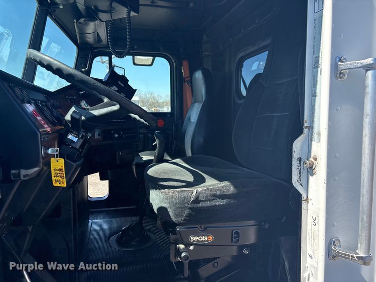 image for item EG8861 1999 Freightliner FLD semi truck