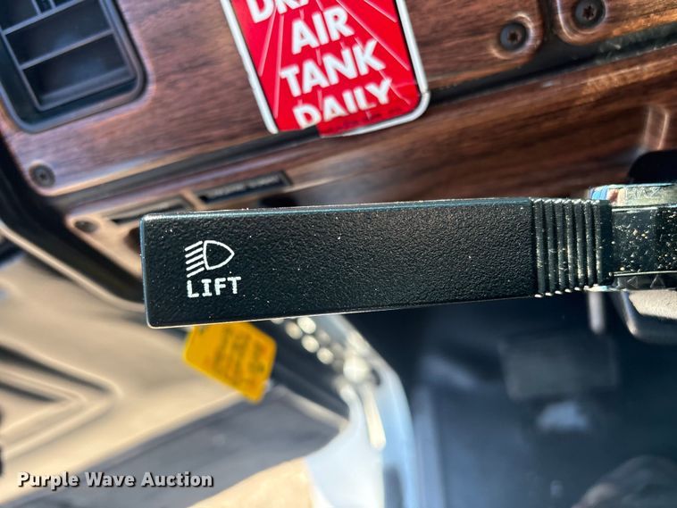 image for item EG8861 1999 Freightliner FLD semi truck