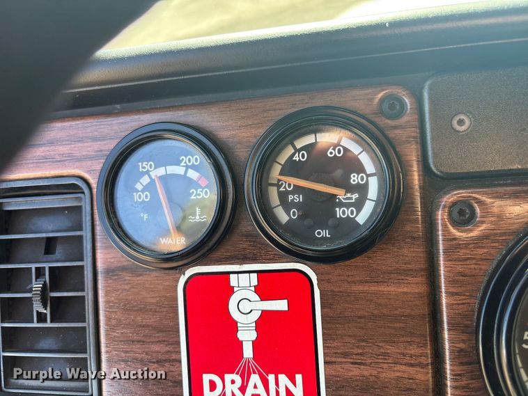 image for item EG8861 1999 Freightliner FLD semi truck