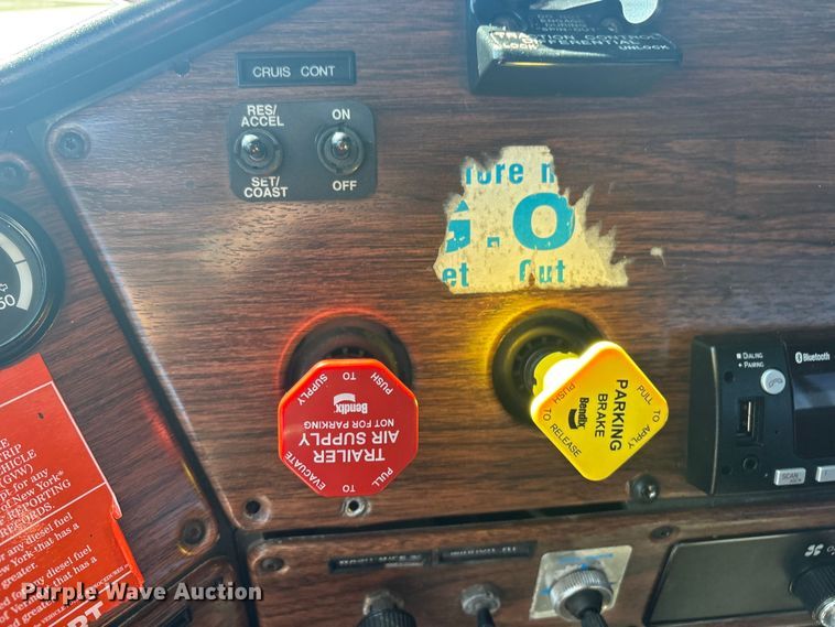 image for item EG8861 1999 Freightliner FLD semi truck