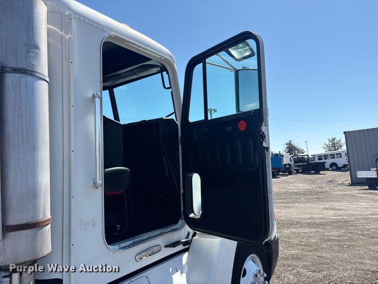 image for item EG8861 1999 Freightliner FLD semi truck