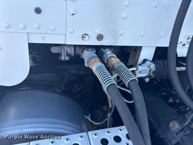 image for item EG8862 1999 Freightliner semi truck