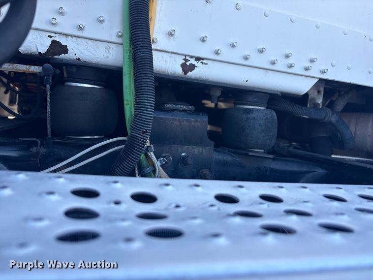 image for item EG8862 1999 Freightliner semi truck