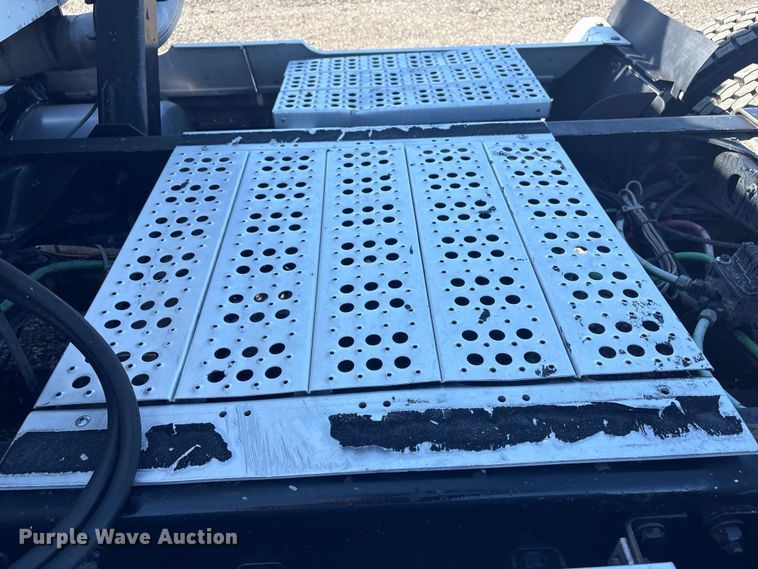 image for item EG8862 1999 Freightliner semi truck