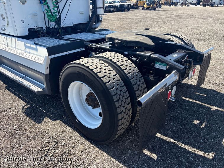 image for item EG8862 1999 Freightliner semi truck