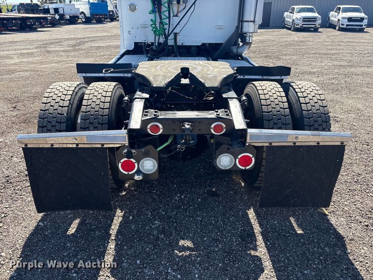 image for item EG8862 1999 Freightliner semi truck