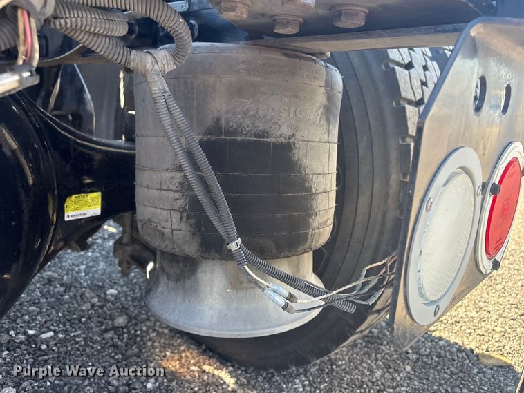 image for item EG8862 1999 Freightliner semi truck