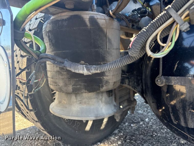 image for item EG8862 1999 Freightliner semi truck