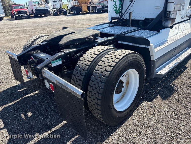 image for item EG8862 1999 Freightliner semi truck