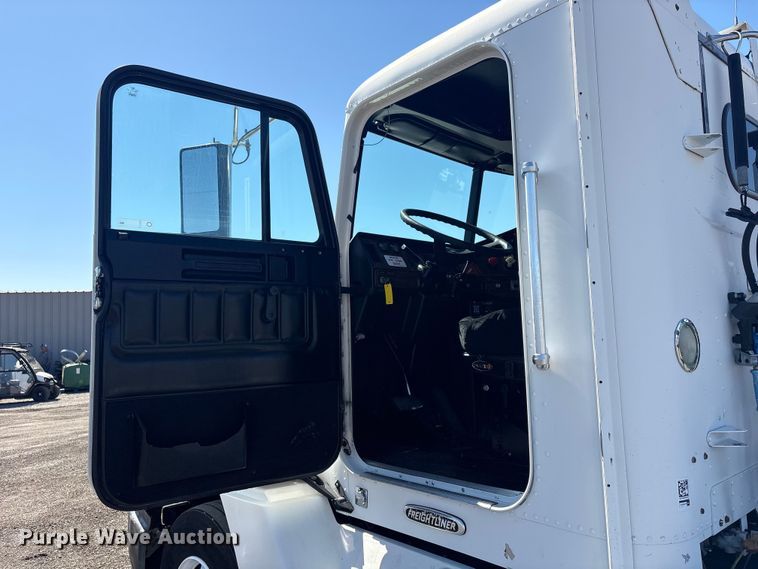 image for item EG8862 1999 Freightliner semi truck