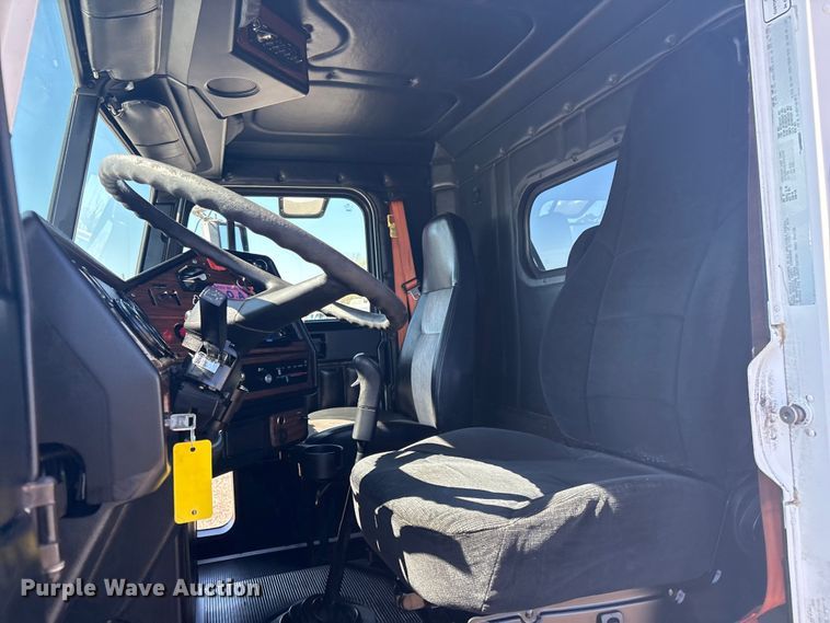 image for item EG8862 1999 Freightliner semi truck