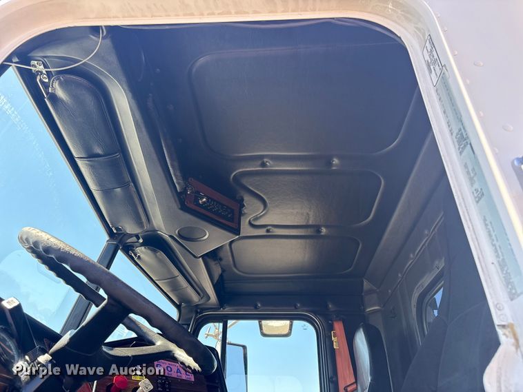 image for item EG8862 1999 Freightliner semi truck