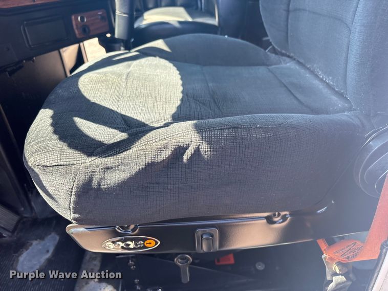 image for item EG8862 1999 Freightliner semi truck