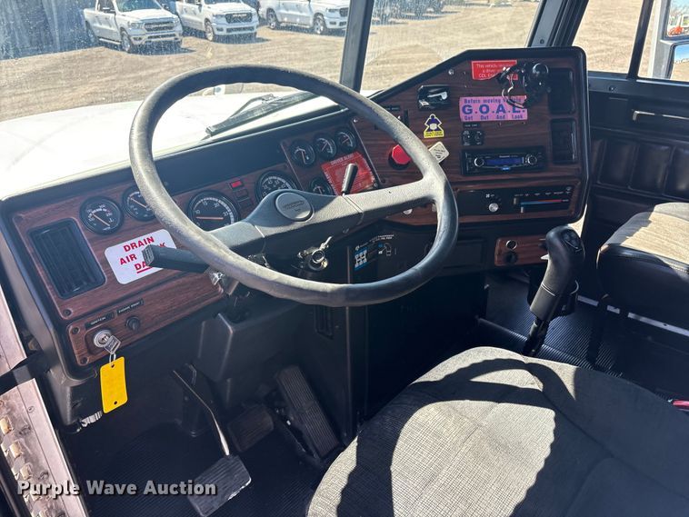 image for item EG8862 1999 Freightliner semi truck