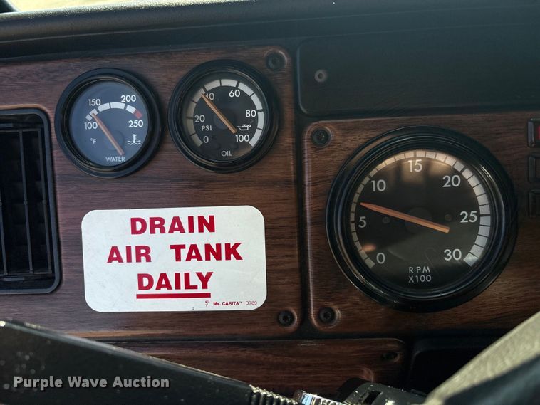 image for item EG8862 1999 Freightliner semi truck