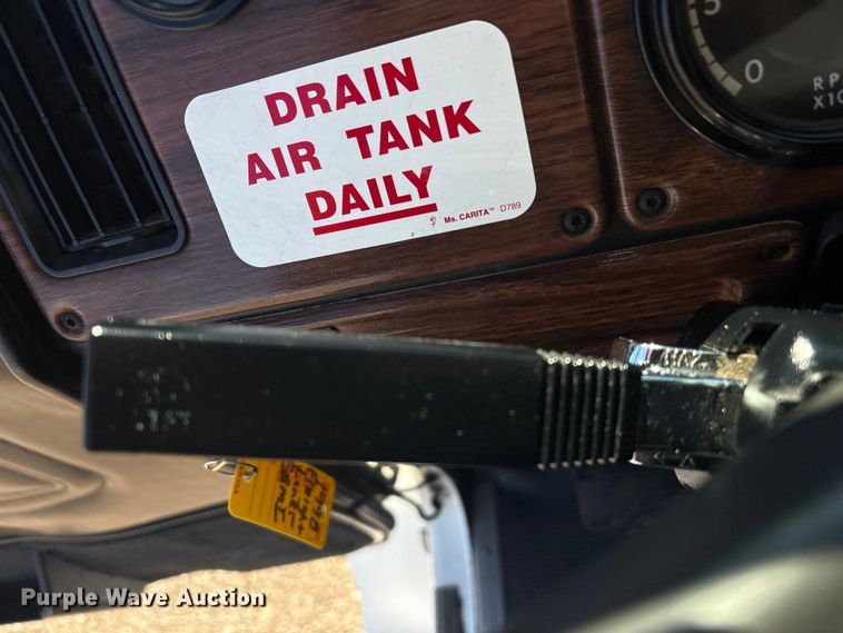 image for item EG8862 1999 Freightliner semi truck