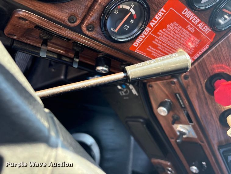 image for item EG8862 1999 Freightliner semi truck