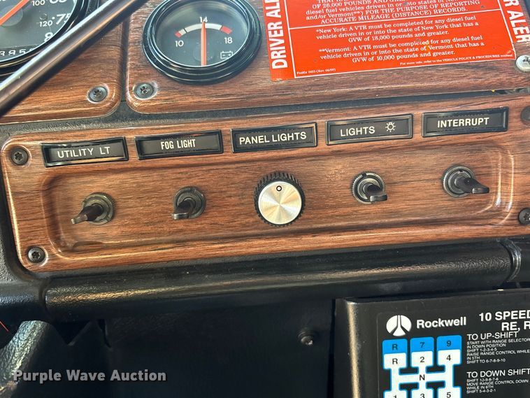 image for item EG8862 1999 Freightliner semi truck