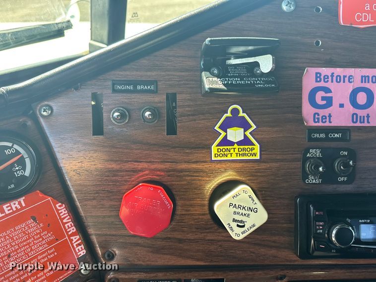 image for item EG8862 1999 Freightliner semi truck