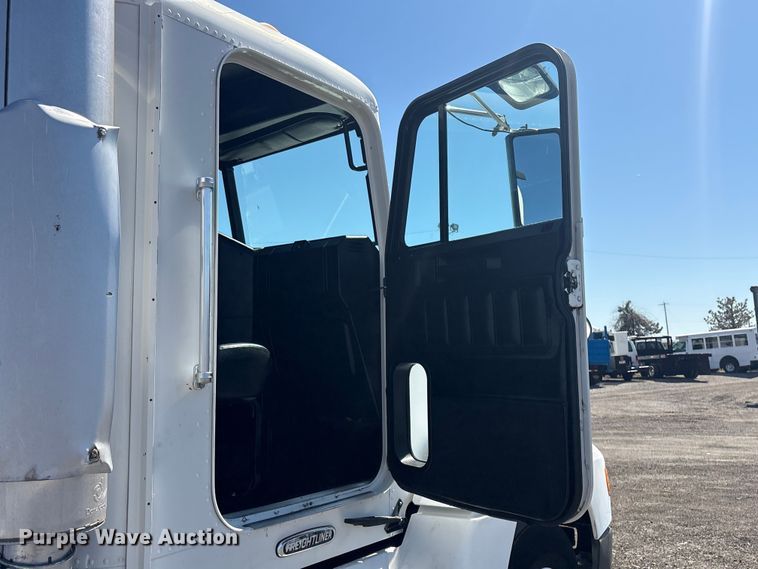 image for item EG8862 1999 Freightliner semi truck