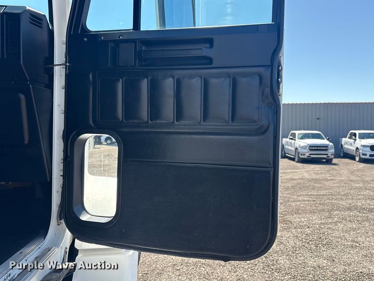 image for item EG8862 1999 Freightliner semi truck