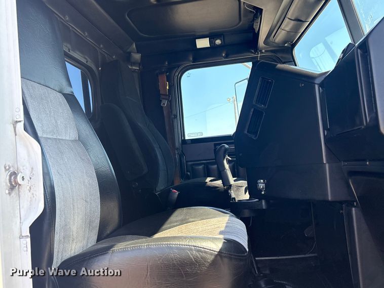 image for item EG8862 1999 Freightliner semi truck