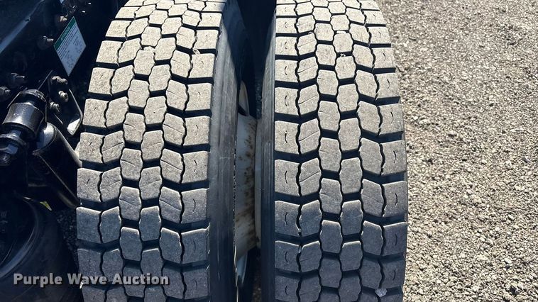 image for item EG8862 1999 Freightliner semi truck