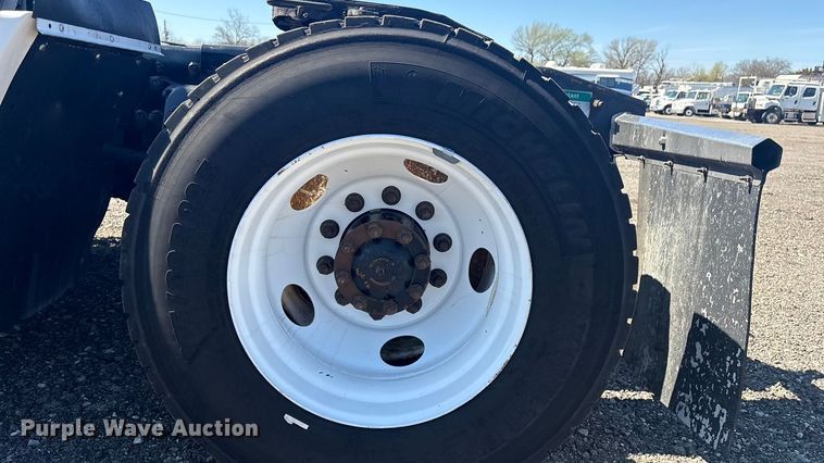 image for item EG8862 1999 Freightliner semi truck