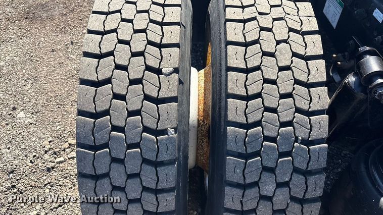 image for item EG8862 1999 Freightliner semi truck