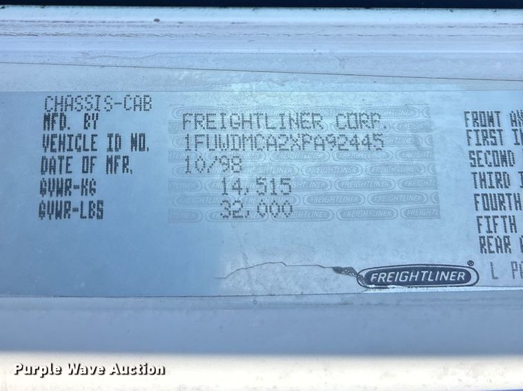 image for item EG8862 1999 Freightliner semi truck