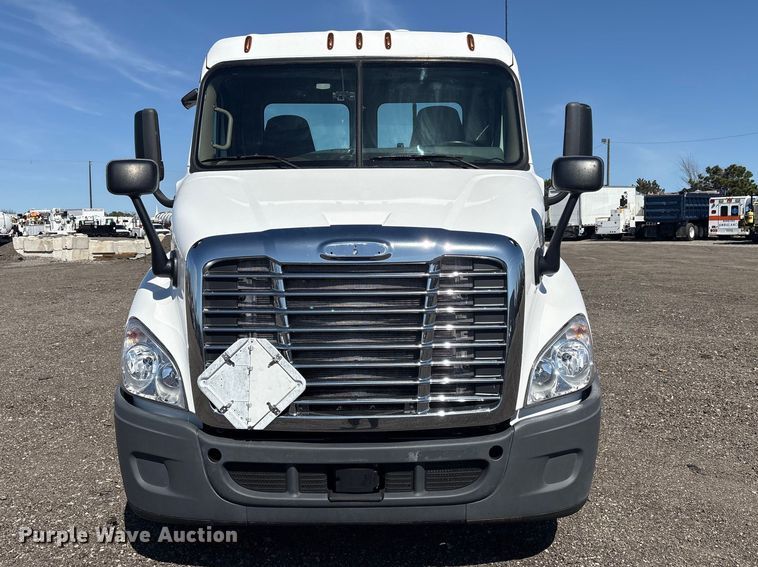 image for item EG8864 2016 Freightliner Cascadia semi truck