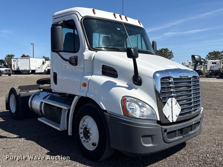 image for item EG8864 2016 Freightliner Cascadia semi truck