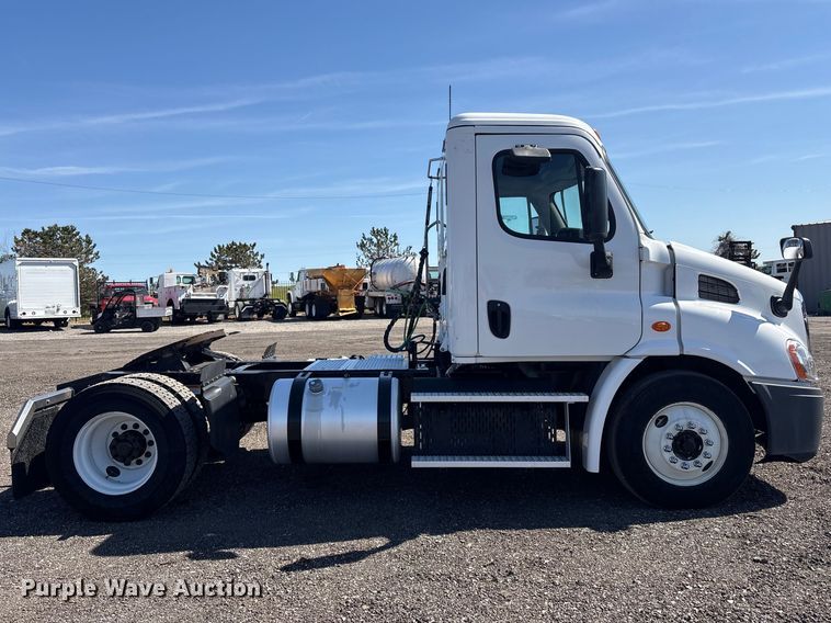 image for item EG8864 2016 Freightliner Cascadia semi truck