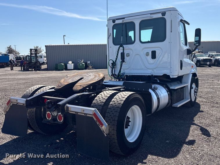 image for item EG8864 2016 Freightliner Cascadia semi truck