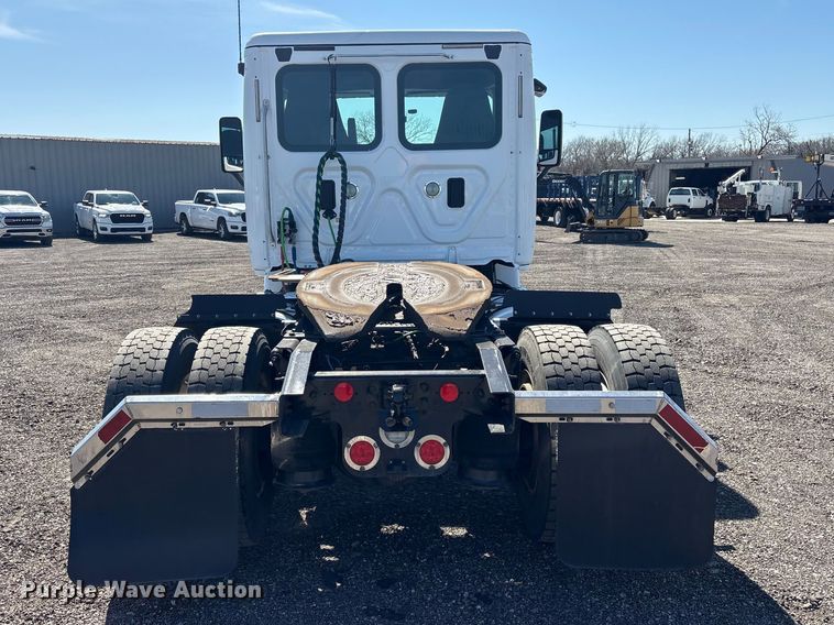 image for item EG8864 2016 Freightliner Cascadia semi truck