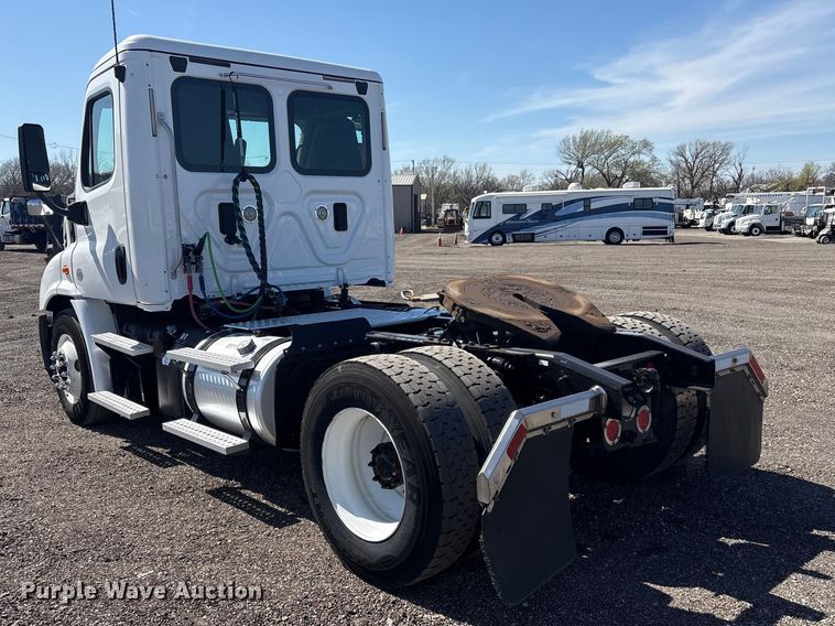 image for item EG8864 2016 Freightliner Cascadia semi truck