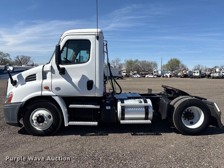 image for item EG8864 2016 Freightliner Cascadia semi truck