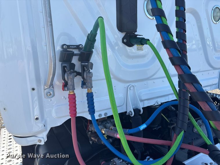 image for item EG8864 2016 Freightliner Cascadia semi truck