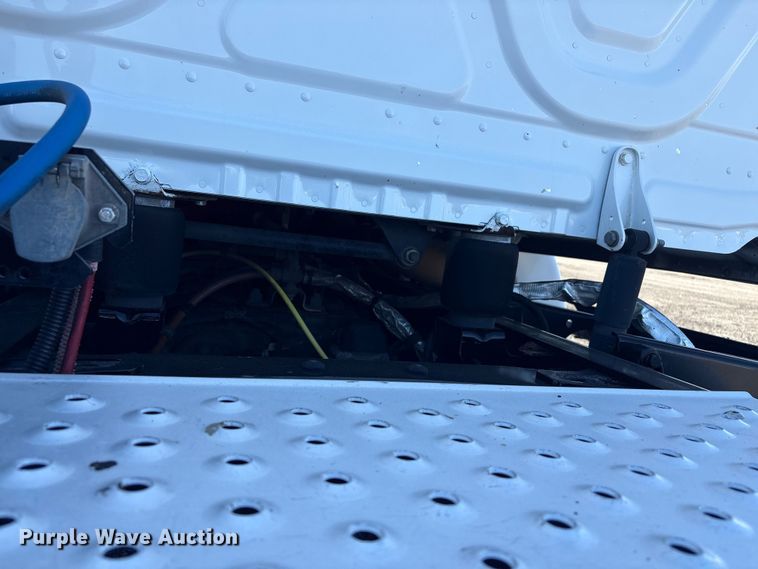 image for item EG8864 2016 Freightliner Cascadia semi truck