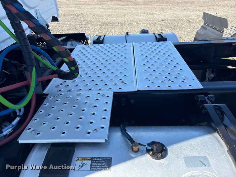 image for item EG8864 2016 Freightliner Cascadia semi truck