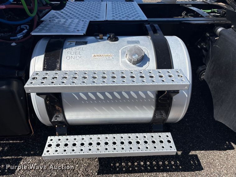 image for item EG8864 2016 Freightliner Cascadia semi truck