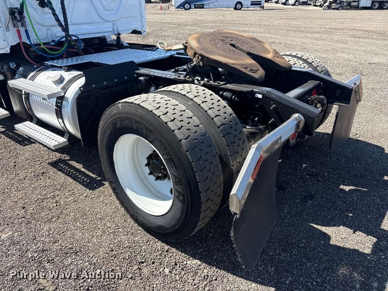 image for item EG8864 2016 Freightliner Cascadia semi truck