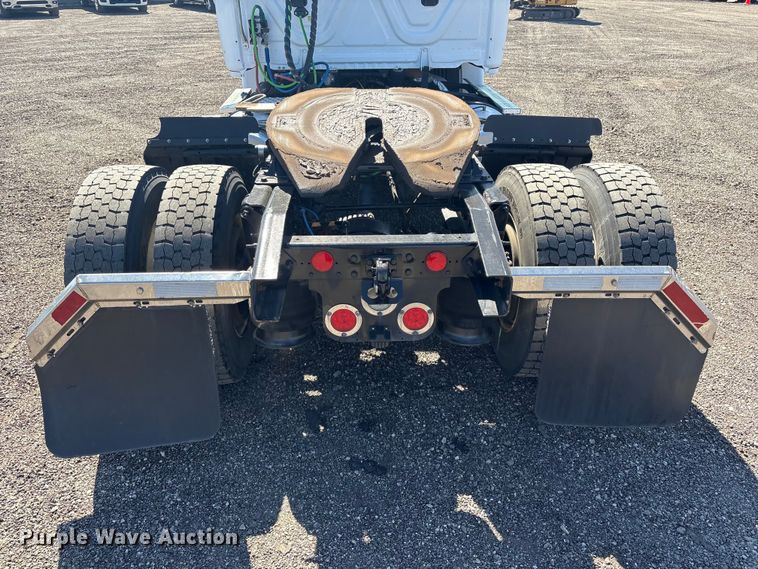 image for item EG8864 2016 Freightliner Cascadia semi truck